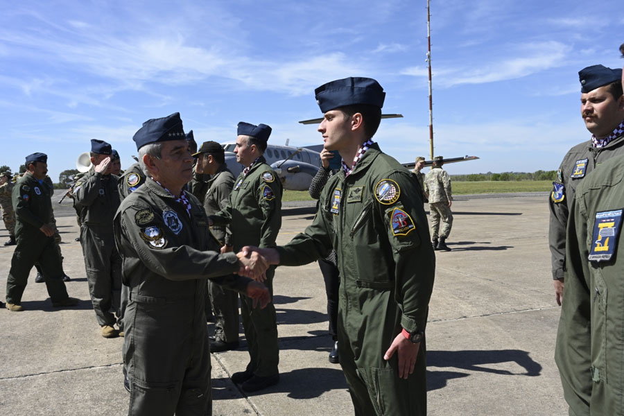 El titular de la Fuerza Aérea saluda a integrantes del CEPAT