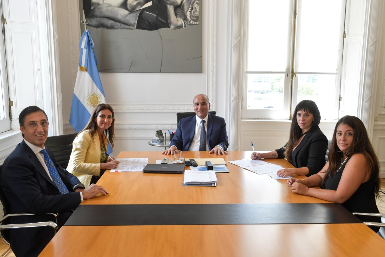 Juan Manzur firmó un convenio para avanzar con la digitalización de las actas del Registro Civil en Tucumán