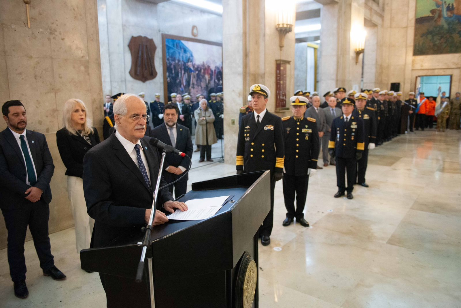 Taiana a présidé un service commémoratif du 25 mai au ministère de la Défense