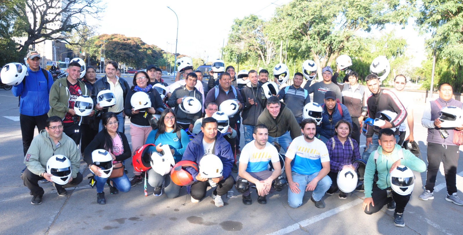 Esta semana 1.500 motociclistas de 22 ciudades participaron de clínicas de conducción segura y recibieron cascos | Argentina.gob.ar