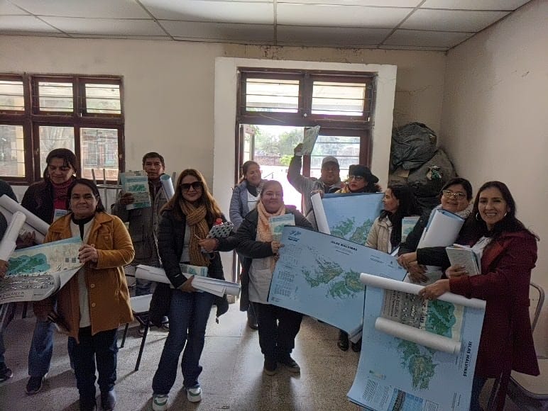 The Ministry of Defense and Education distributed maps of the Malvinas Islands in schools across the country