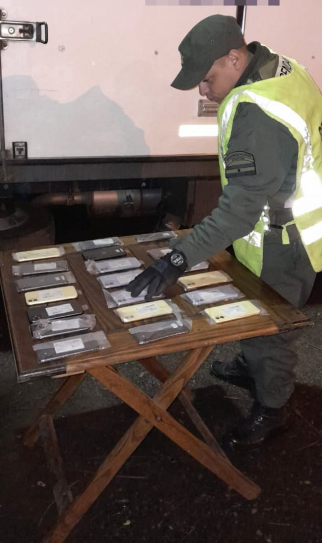 Llevaba Celulares Valuados En 6 500 000 Pesos En Un Transporte De billetes-colombianos-stock-photos-free-royalty-free-stock-photos