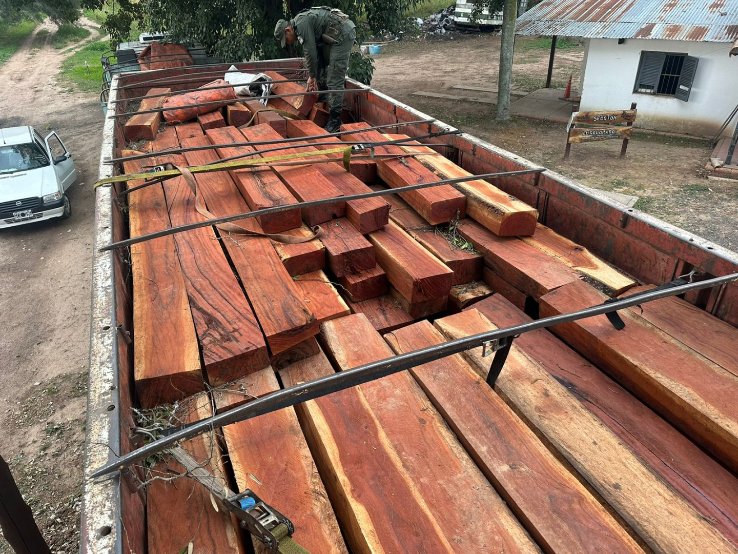 Secuestran cargas de tablones de madera de quebracho y postes de mistol