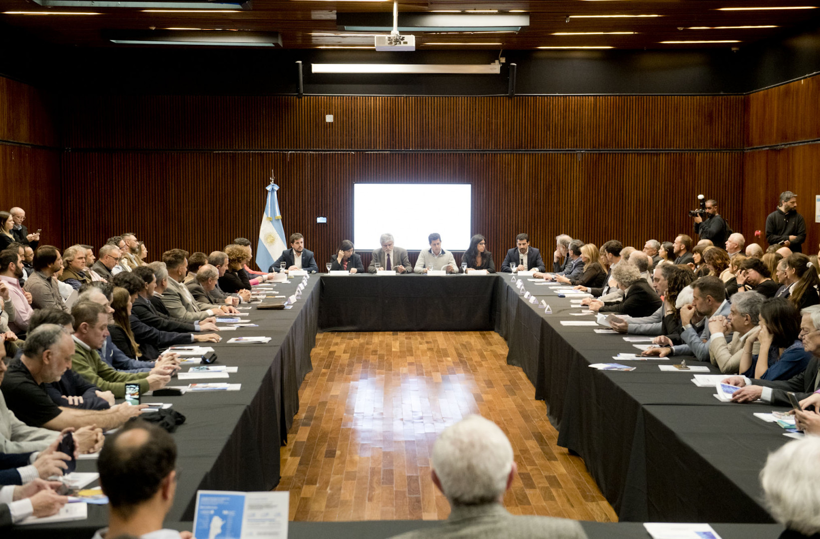 Vilmos and De Pedro chaired the “Innovation and Development in Argentina” meeting