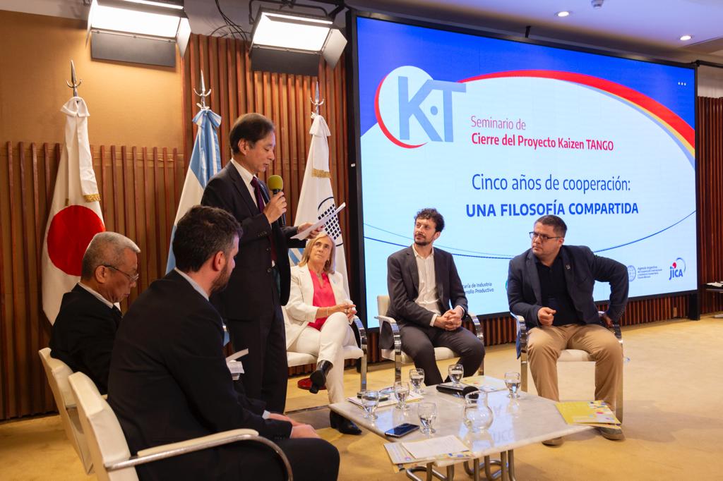 彼らは、アルゼンチン産業の生産性向上を目的とした日本政府との協力プログラムであるKaizen TANGOプロジェクトの成果を評価しました。