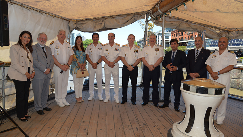 A Federação Internacional de Ligas e Associações Marítimas e Navais homenageou o Chefe da Marinha Argentina