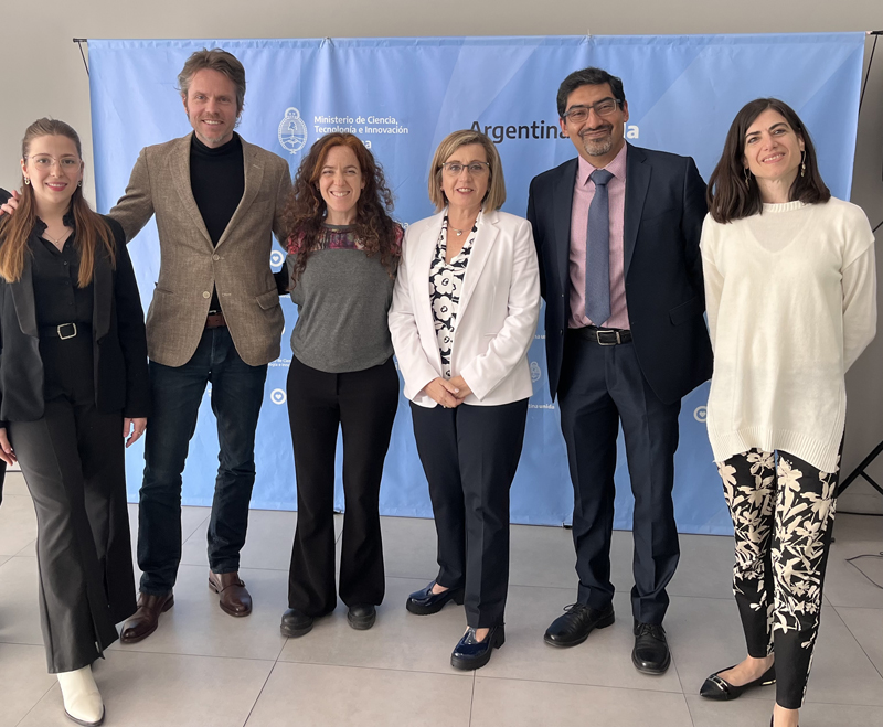 De izq. a der.: Guadalupe Fernández, Patricio Paludi, Vanesa Lowenstein, Silvia Salazar, Héctor Chagoya Cortés y Elisa Herrera. El MINCyT trabaja en un Manual de Buenas Prácticas en Redacción de Contratos de Transferencia de Tecnología
