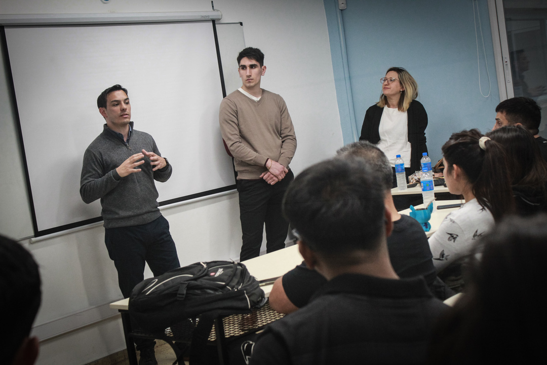 Taller con jóvenes del Club de Emprendedores.