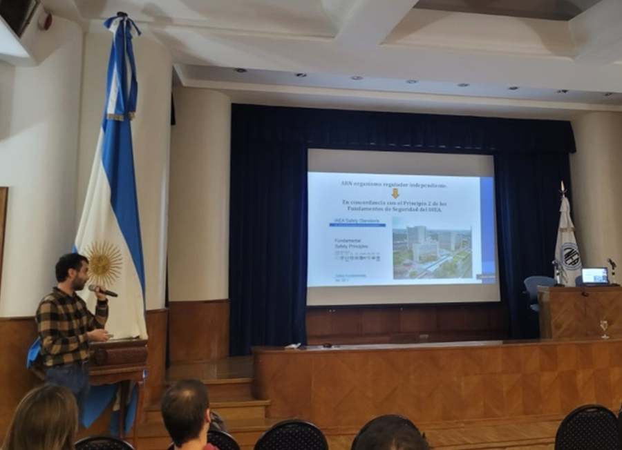 Facundo López Canton (ARN) exponiendo sobre “Control regulatorio en los sitios minero fabriles de Argentina y los procesos de remediación ambiental asociados”