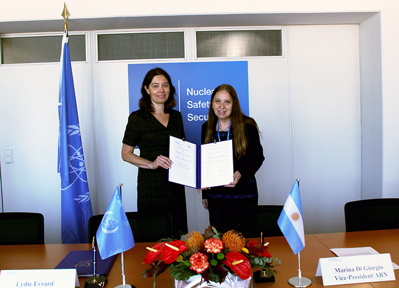 Lydie Evrard (OIEA) y Marina Di Giorgio (ARN) firmaron el Acuerdo de Cooperación en Seguridad Radiológica y Monitoreo entre ambos organismos