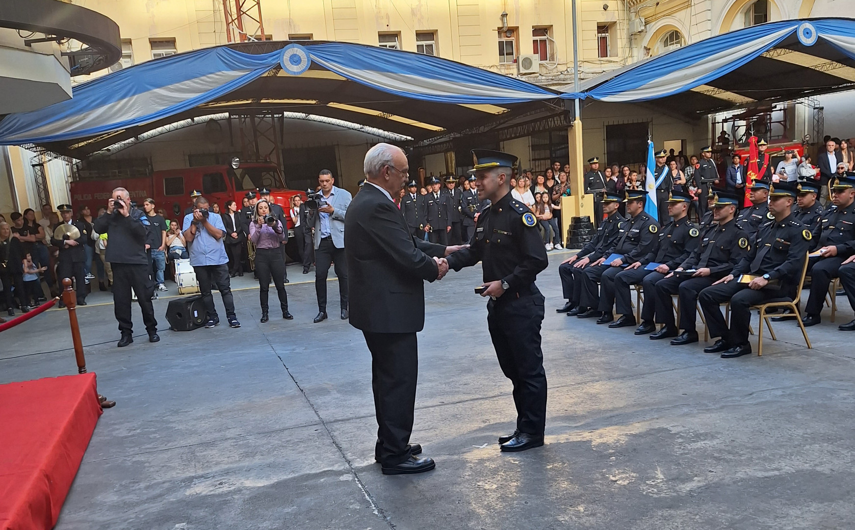 Carlos Rodríguez (ARN) entregando al Oficial Subinspector Christian Núñez la Medalla al Mérito 