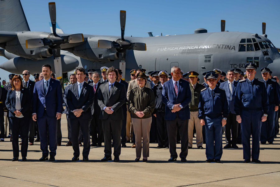 Se realizó la firma del convenio de transferencia del C-130H Hercules TC-60 a la Fuerza Aérea Argentina 2024-c-130-hercules-tc-60-03