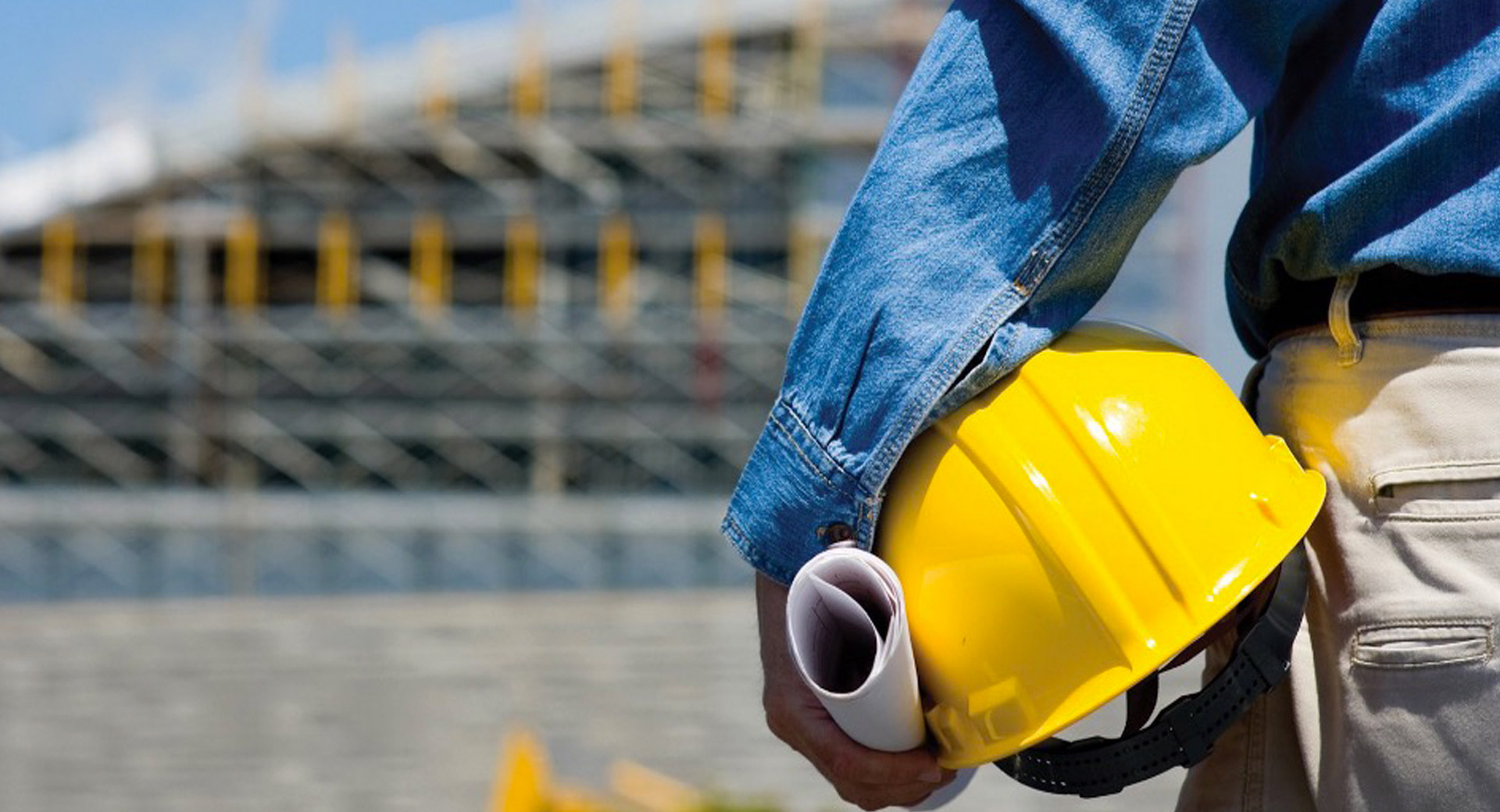 Constructor trabajando con materiales de obra