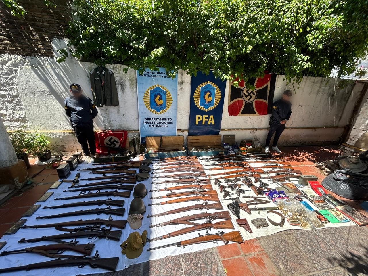 La Policía Federal Argentina incautó gran cantidad de armas y objetos de simbología nazi