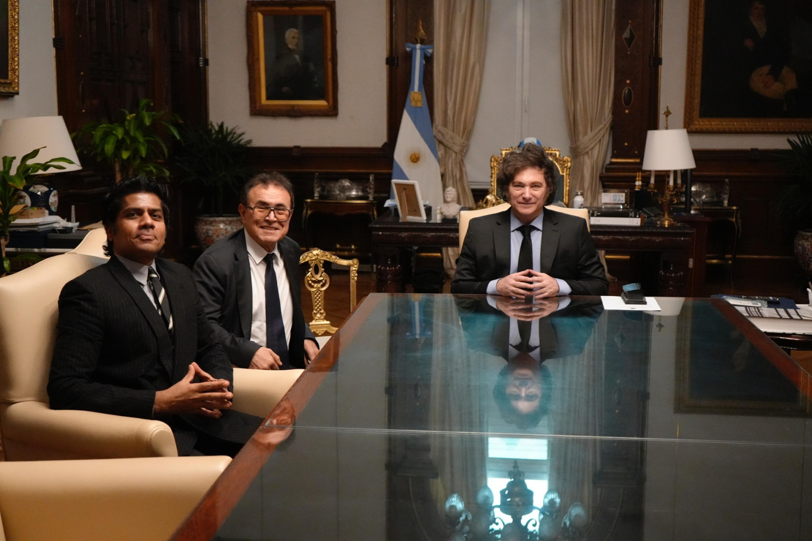 El Presidente Milei se reunió con los empresarios Nouriel Roubini y Manu  Kumar | Argentina.gob.ar