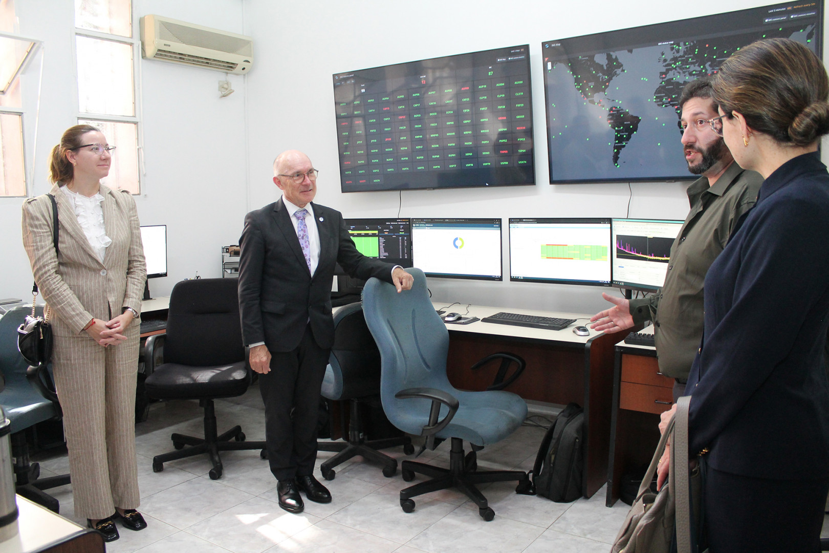 El secretario ejecutivo de la CTBTO Dr. Robert Floyd durante la visita al Centro Nacional de Datos El secretario ejecutivo de la CTBTO Dr. Robert Floyd durante la visita al Centro Nacional de Datos
