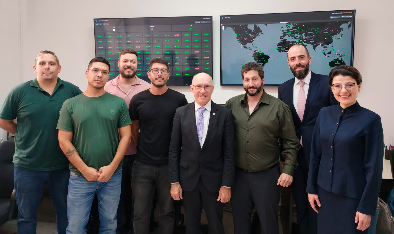Funcionarios de la ARN junto al secretario ejecutivo de la CTBTO Dr. Robert Floyd Funcionarios de la ARN junto al secretario ejecutivo de la CTBTO Dr. Robert Floyd