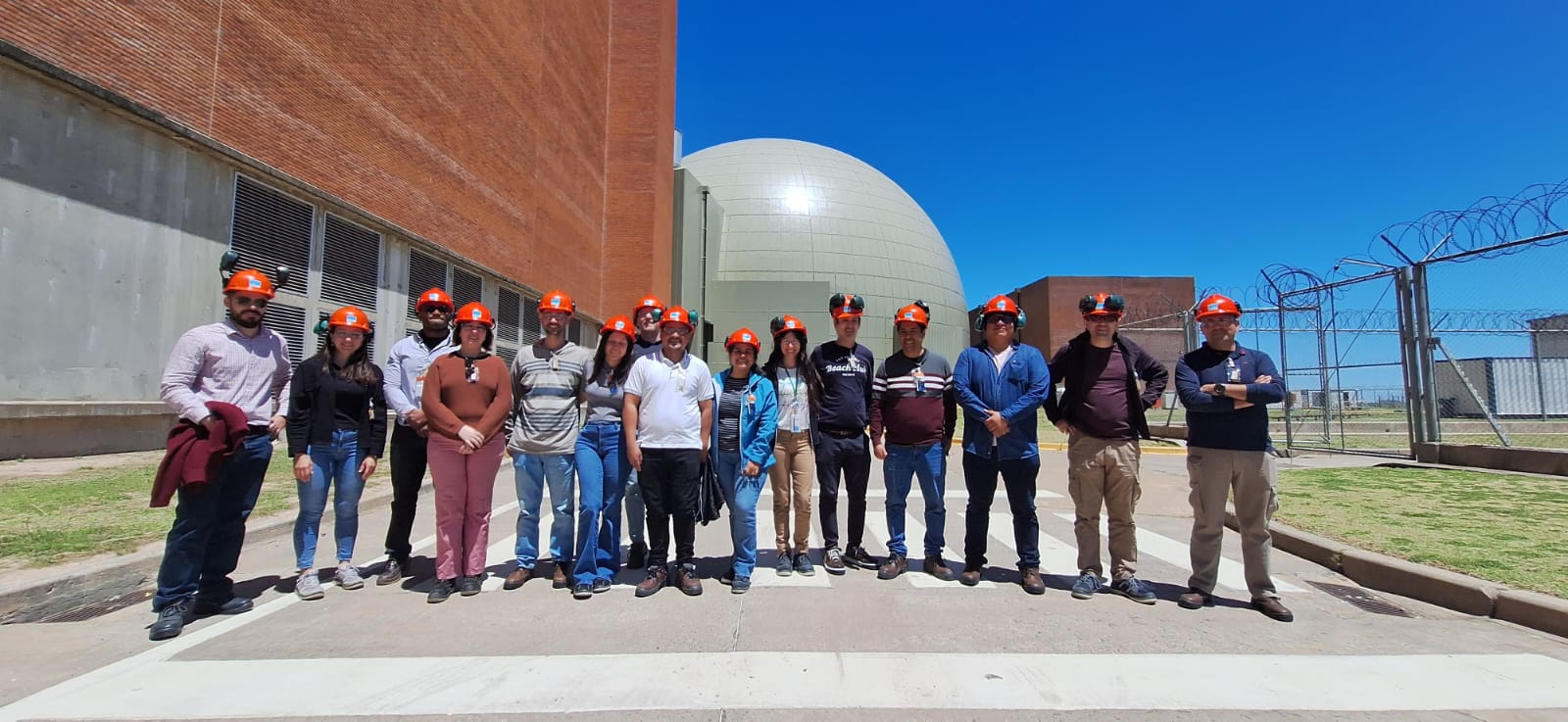 Participantes de la edición 2024 de la Carrera de Especialización en Seguridad Nuclear durante una visita al Complejo Nuclear Atucha