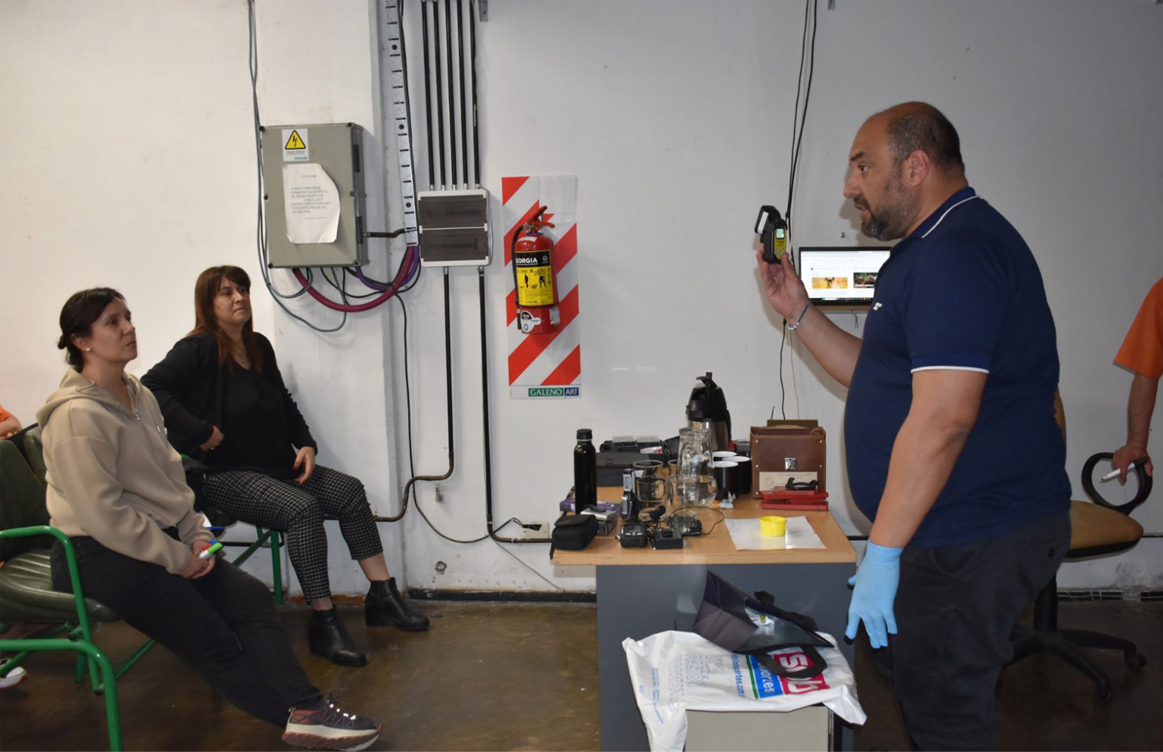 Personal de ARN realizó demostraciones de equipo de detección de contaminación radiactiva y su funcionamiento durante el módulo teórico del curso. Crédito: DINESA Personal de ARN realizó demostraciones de equipo de detección de contaminación radiactiva y su funcionamiento durante el módulo teórico del curso. Crédito: DINESA