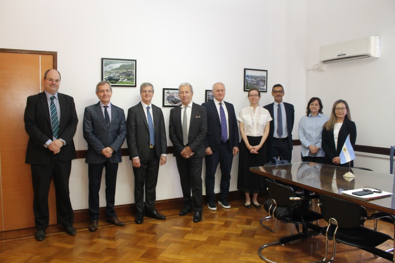Los directores de la ARN junto al Sr. Massimo Aparo y su delegación, y la titular de la DIGAN
