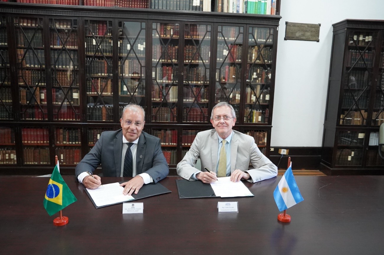 El Alte. Siqueira De Aguiar de la SecNSNQ (izq.)  y el Ing. Terrado de la ARN (der.). Crédito: SecNSNQ