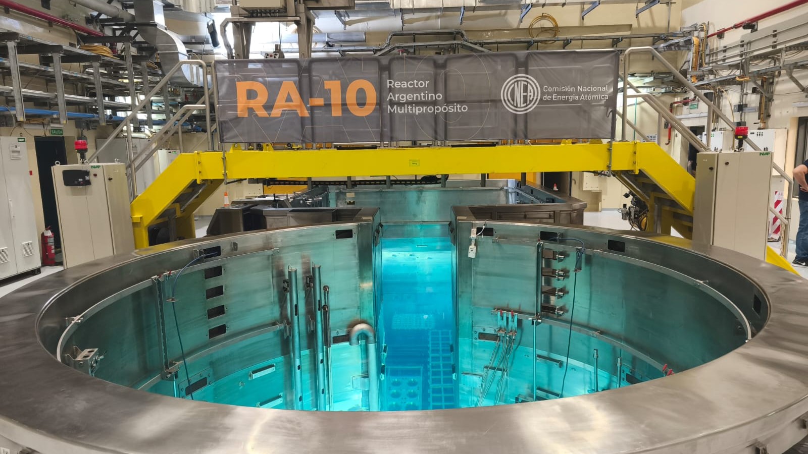 Pileta abierta del reactor con agua