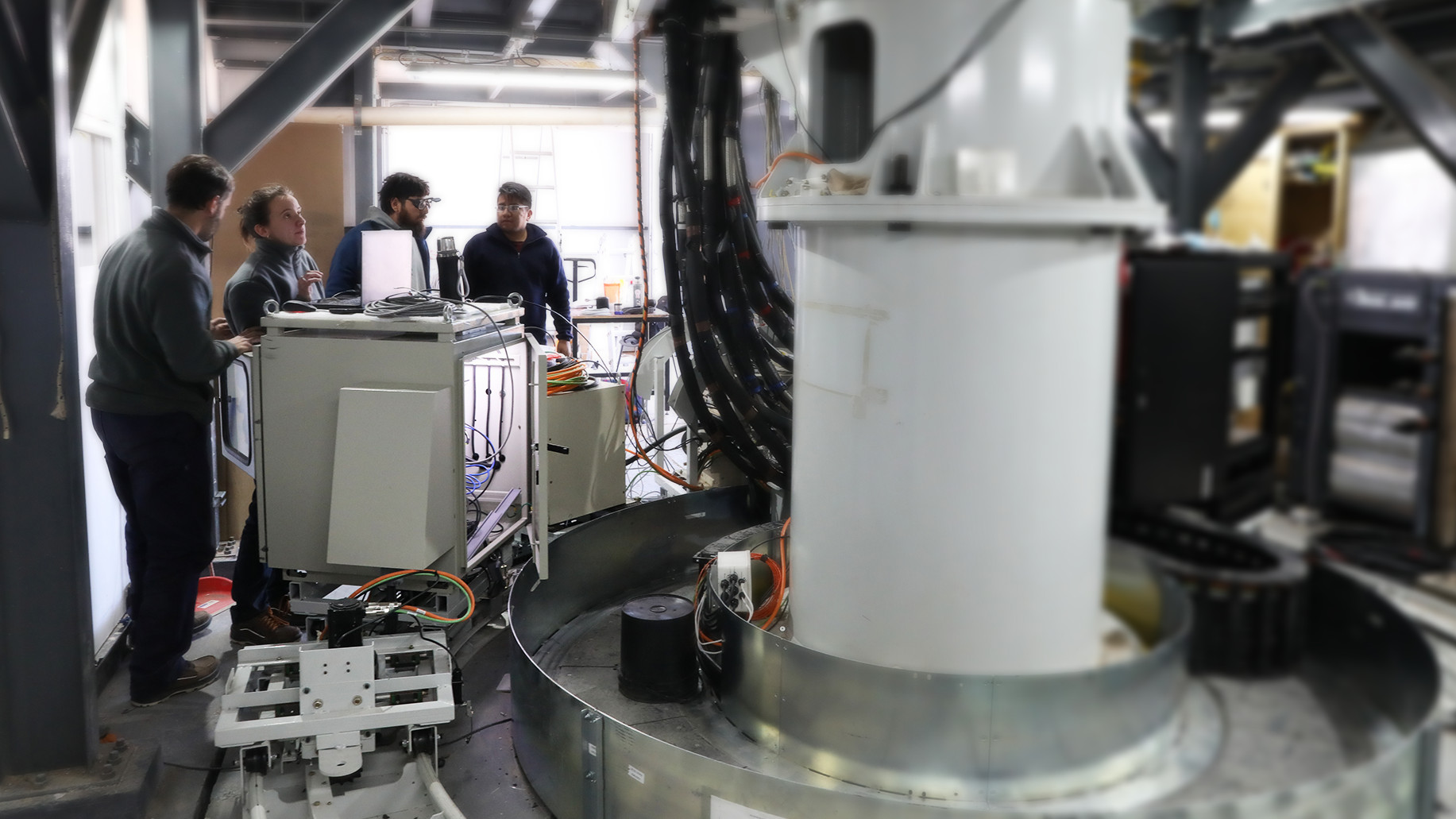 Posibilita que los sistemas de compresores de helio y la electrónica acompañen el movimiento azimutal, permitiendo al telescopio girar hasta 440° para obtener un escaneo completo del cielo, como también poder realizar su calibración.