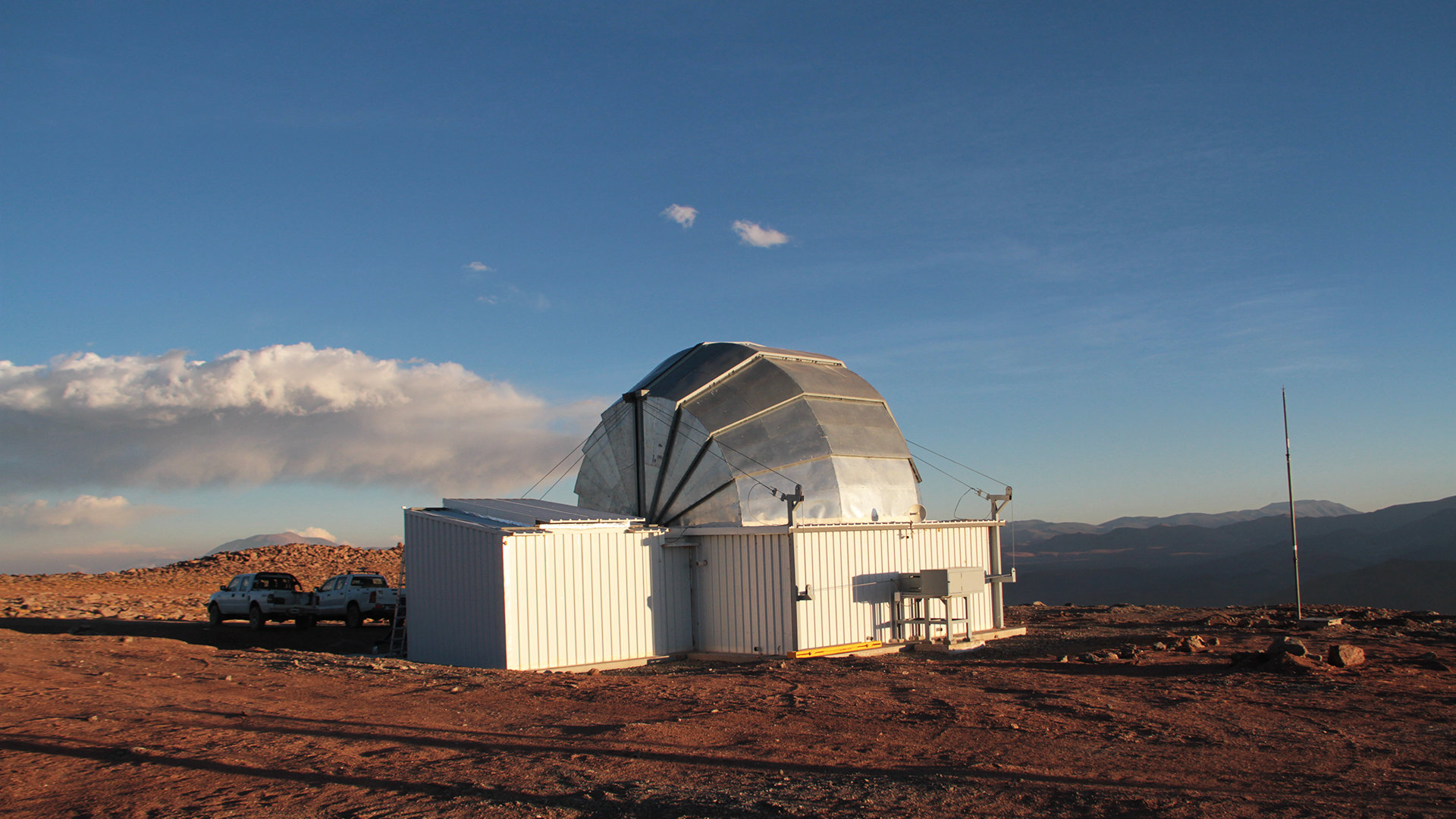Observatorio QUBIC con techo cerrado