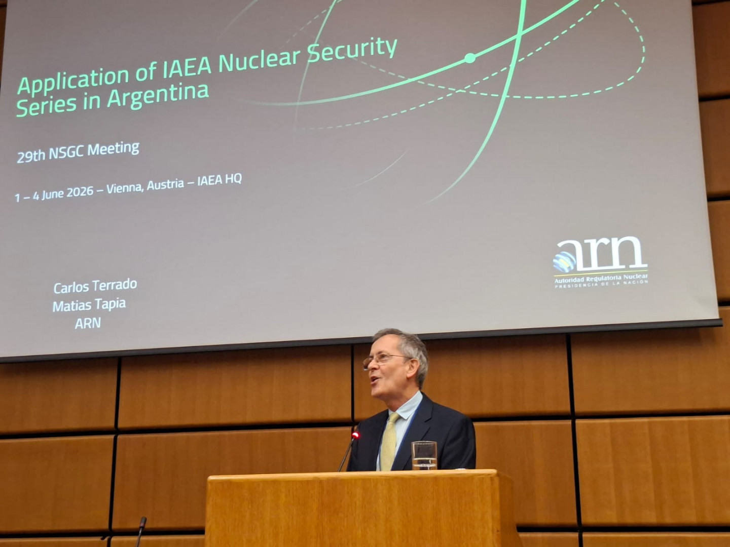 El vicepresidente 1º del Directorio, Ing. Carlos Alberto Terrado, en su calidad de miembro del NSGC efectuó una presentación durante la reunión.