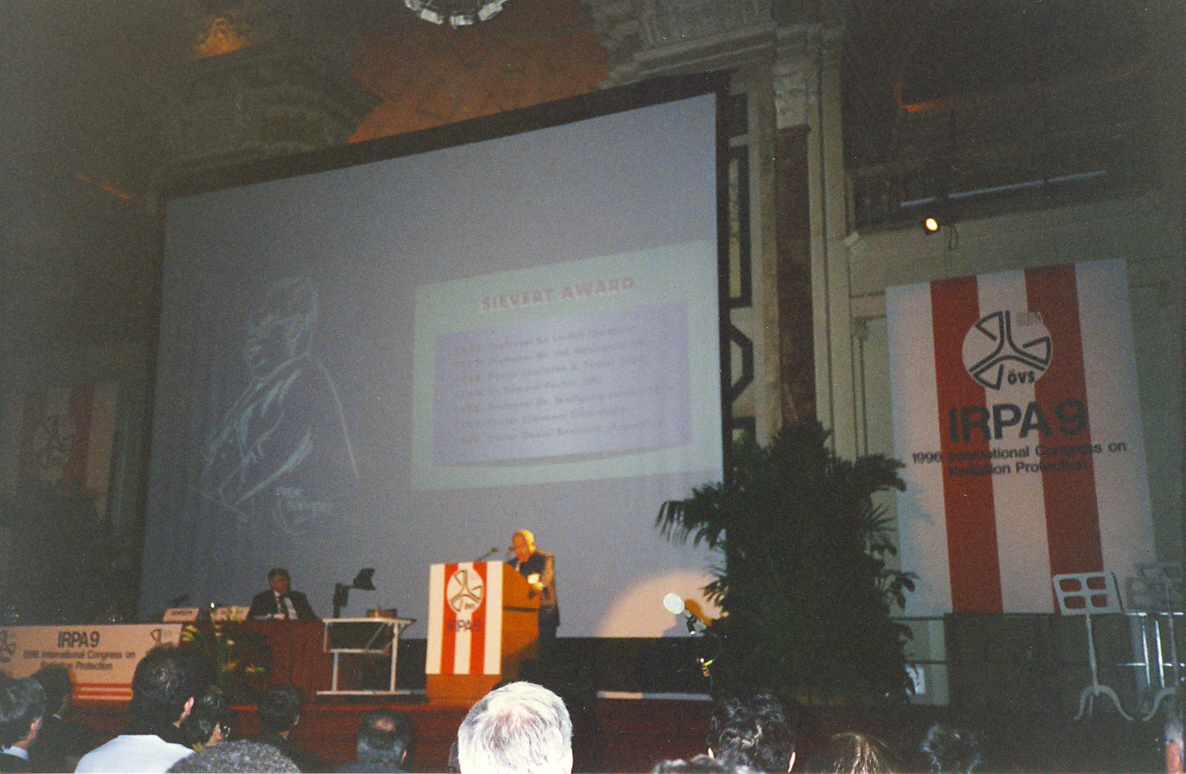 El Dr. Dan J. Beninson recibiendo el Premio Sievert, el 15 de abril de 1996