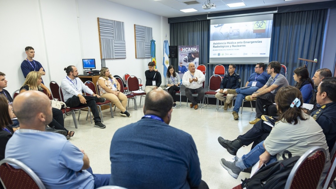 El encuentro incluyó mesas de trabajo para debatir la planificación de la asistencia médica ante emergencias radiológicas y nucleares. Crédito: HCANK
