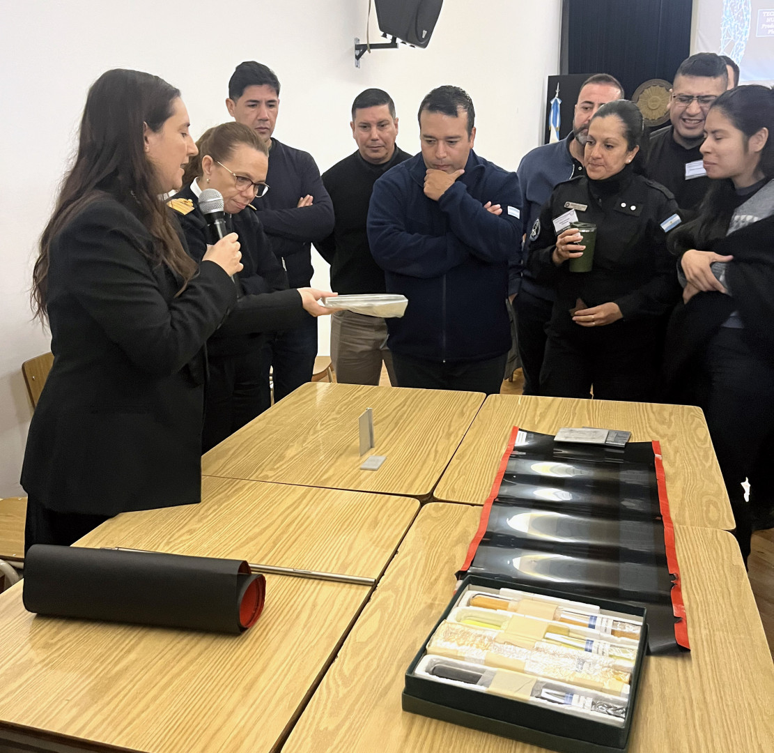 Especialista de ARN realizando demostración de materiales del ciclo del combustible nuclear