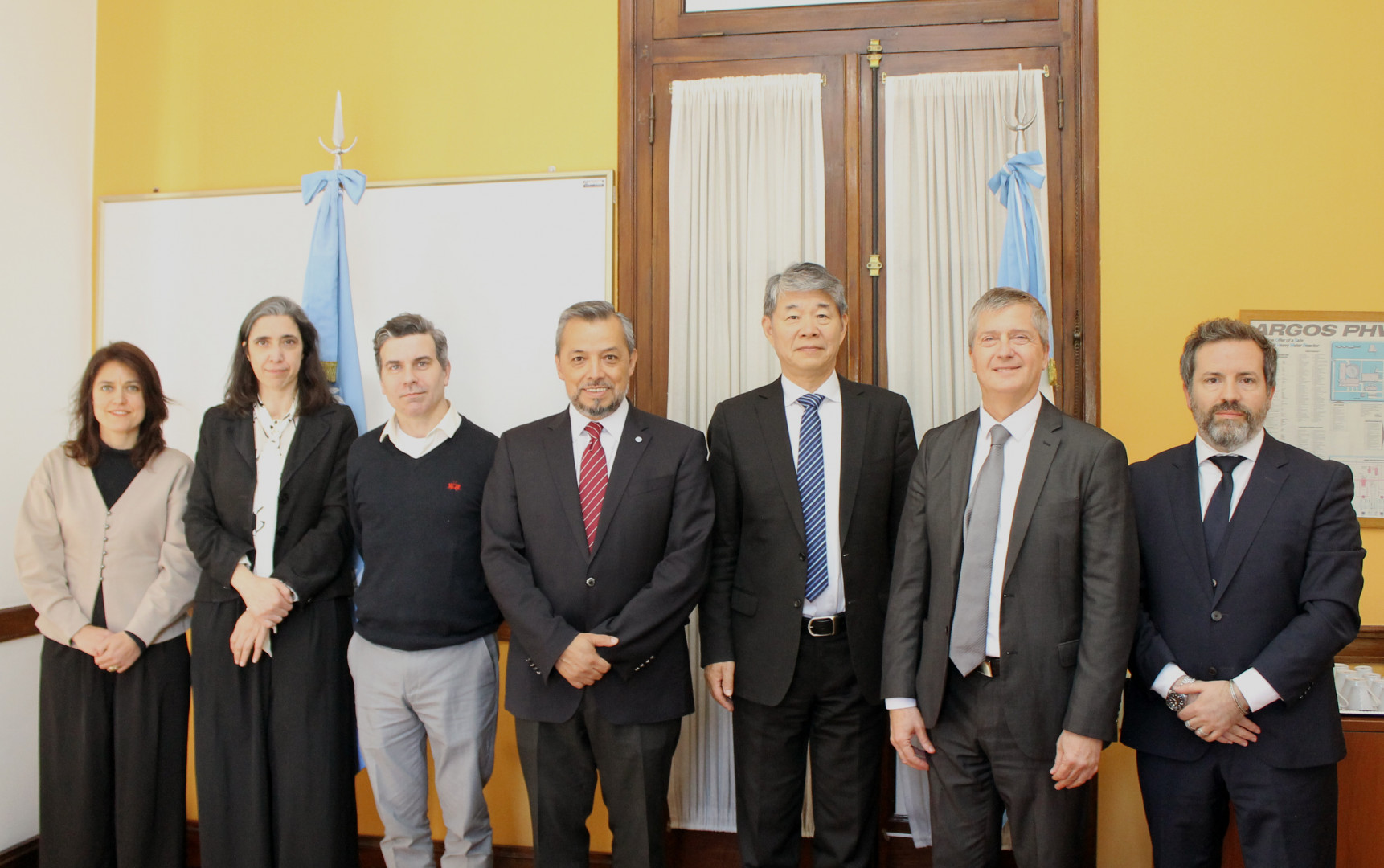 Directivos y funcionarios de la ARN y CNEA junto a la comitiva del Organismo Internacional de Energía Atómica