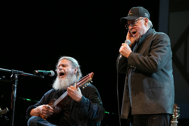 Gustavo Santaolalla y León Gieco, en el merecido homenaje al disco "De Ushuaia a la Quiaca"
