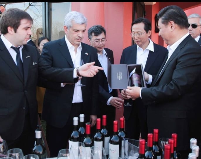 Julián Domínguez junto al Presidente de la República Popular China, Xi Jinping, compartiendo vinos de la bodega Zuccardi