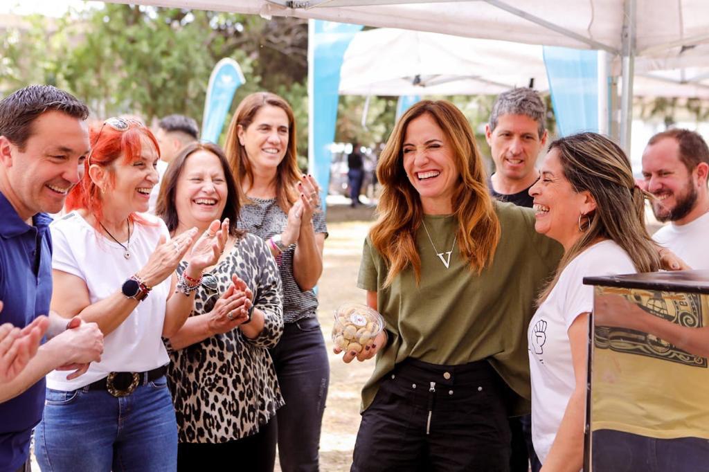 Victoria Tolosa Paz junto a emprendedoras y emprendedores beneficiarios del Banco de Máquinarias, Herramientas y Materiales.