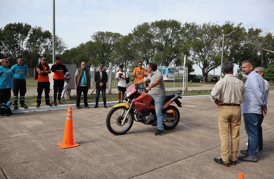 Un capacitador enseña a inspectores de tránsito temáticas vinculadas a la conducción de moto vehículos.