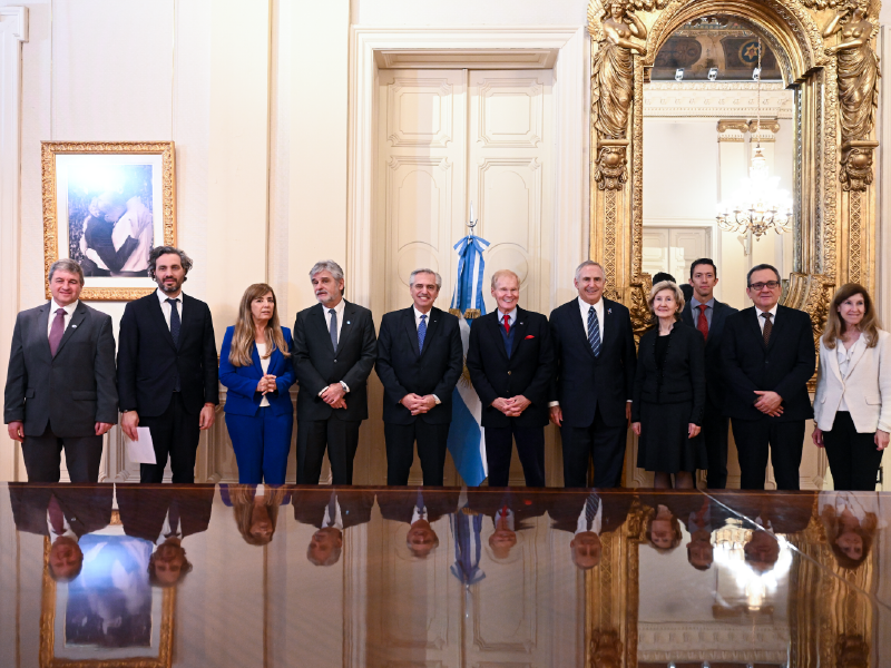 Bill Nelson mantuvo un encuentro con el Presidente Alberto Fernández, donde se oficializó la adhesión de la Argentina a los Acuerdos Artemisa de cooperación espacial internacional.