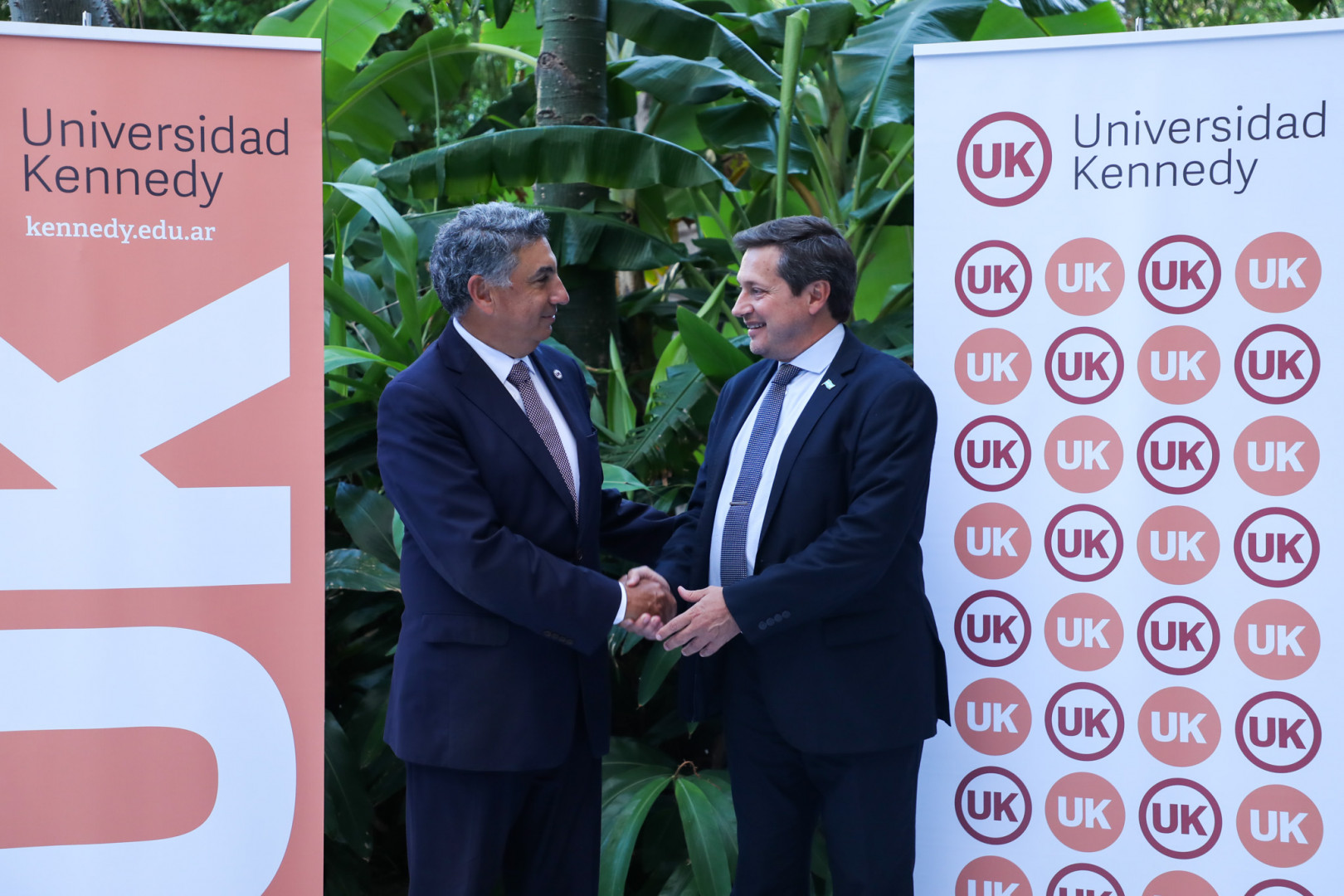 Fernando Blanco Muiño, subsecretario de Defensa del Consumidor y Lealtad Comercial, junto a Alejandro Gómez, rector de la Universidad Kennedy.