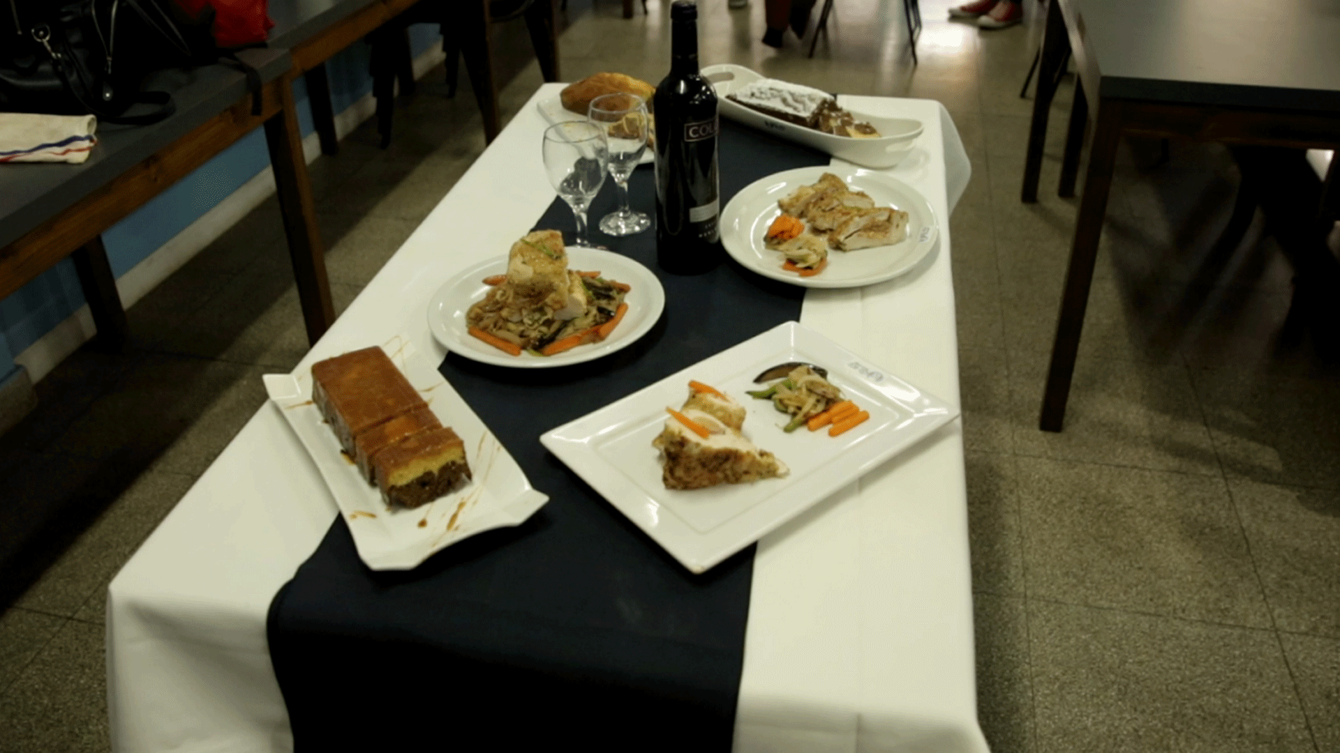 La mesa servida con los distintos platos realizados en el marco del curso. 