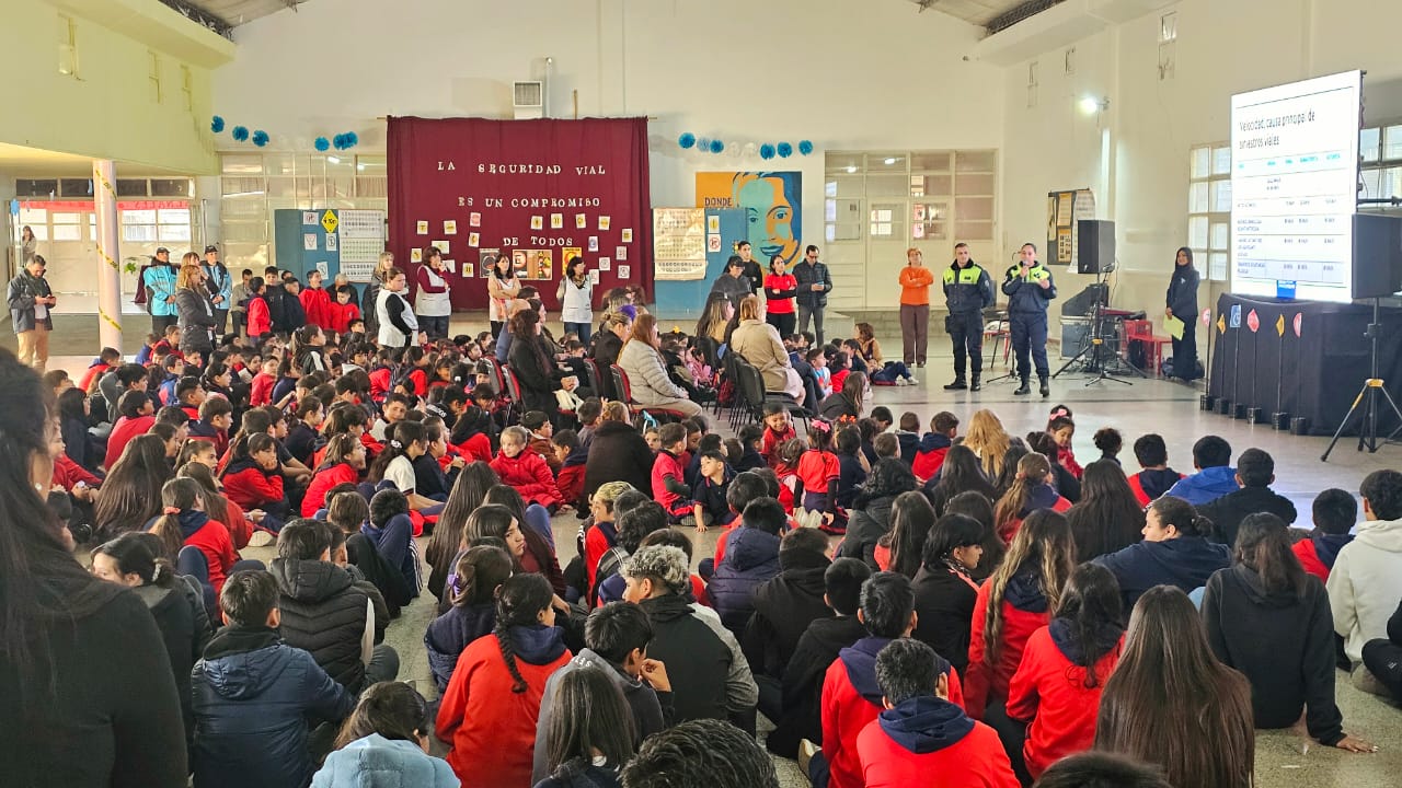 Personal de la Dirección de Seguridad Vial del Ministerio de Seguridad de la Provincia presenta el concurso dirigido a estudiantes del último año de escuelas secundarias.