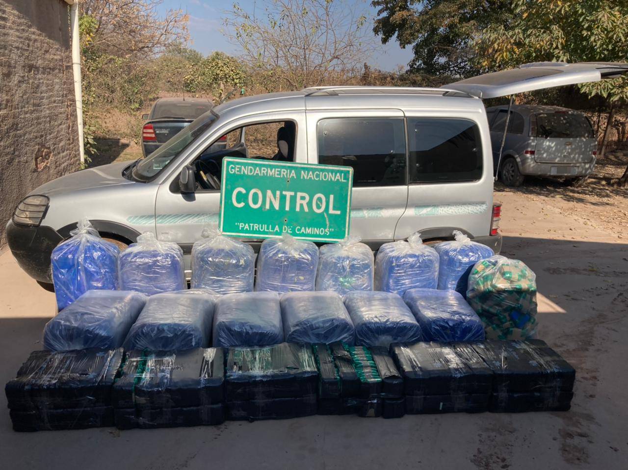 Abandonan un vehículo con 350 kilos de hoja de coca Argentina.gob.ar