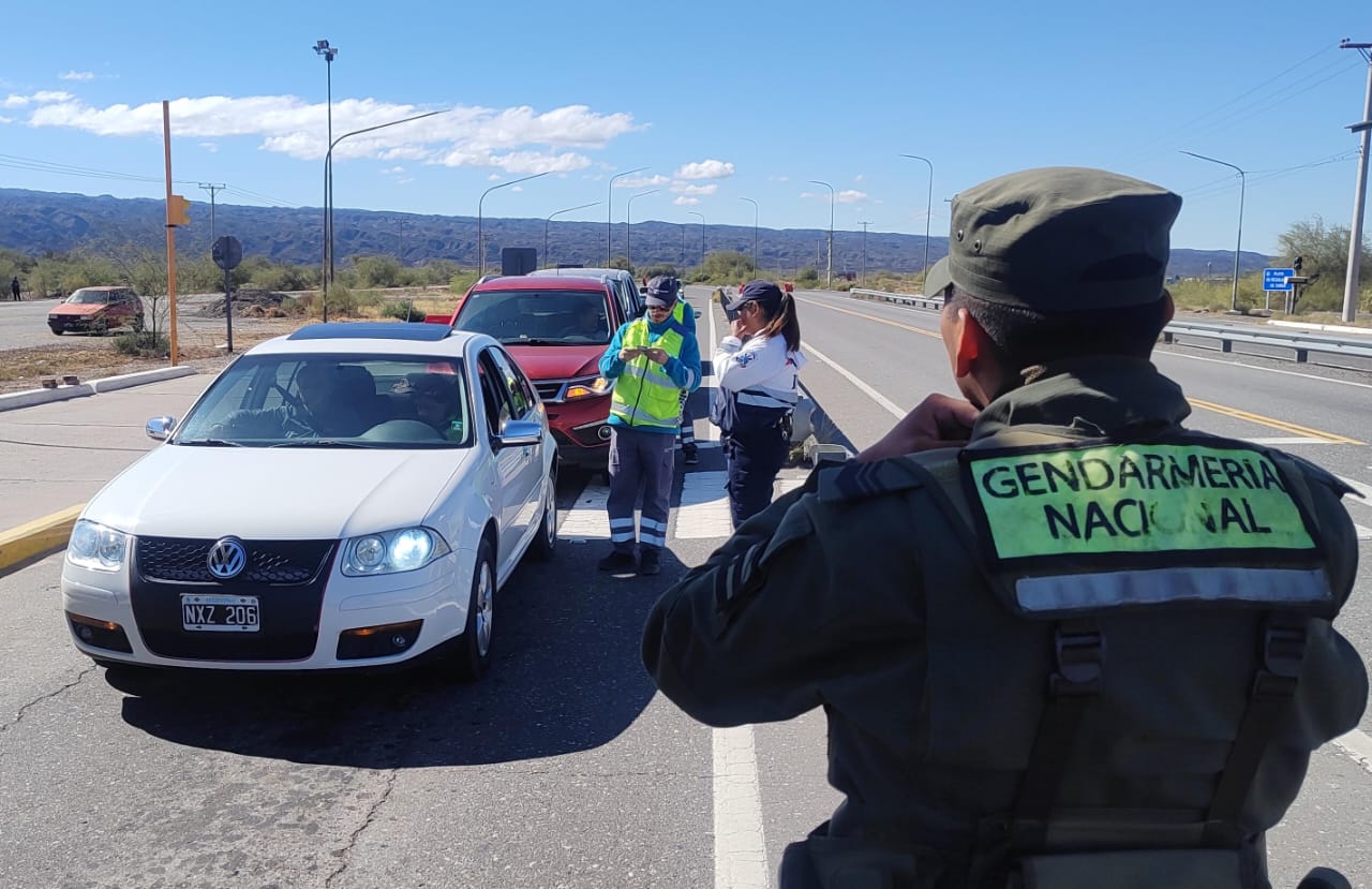Personan de Gendarmería y policía de tránsito realizan un control en la RN 141.