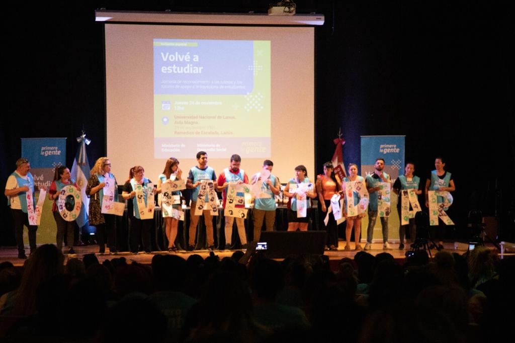 Tutores educativos que forman parte de Potenciar Trabajo están en un escenario presentando el cierre de las capacitaciones del programa "Volvé a Estudiar".