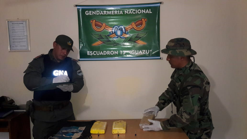 Personal de la Fuerza halló 3 kilos 068 gramos de cocaína transportados en la mochila del hombre. 3 kg de cocaína