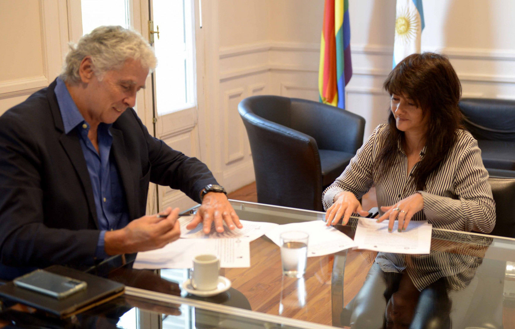 La titular de INADI, Greta Pena, y el presidente de la asociación de rugby, Gabriel Travaglini, firmando el convenio de cooperación