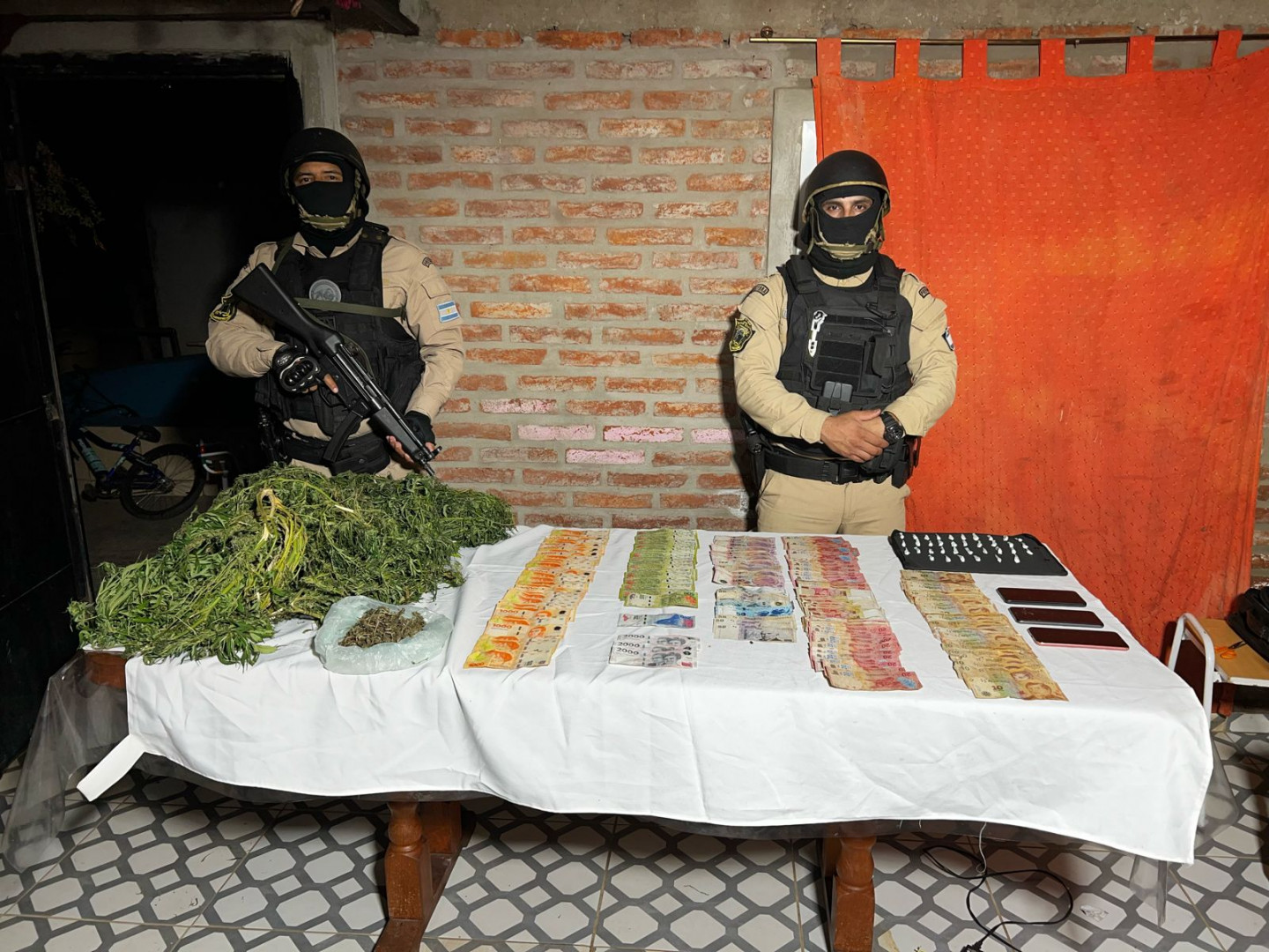 Golpe millonario al narcotráfico: Prefectura secuestró droga valuada en más  de 630 millones de pesos y detuvo a cuatro narcos en Misiones y Santa Fe |  Argentina.gob.ar