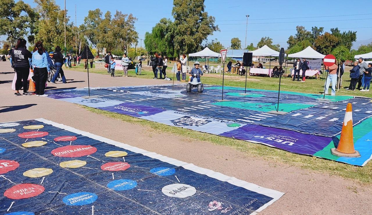 Un niño utiliza la pista vial infantil en la Municipalidad de Las Heras.