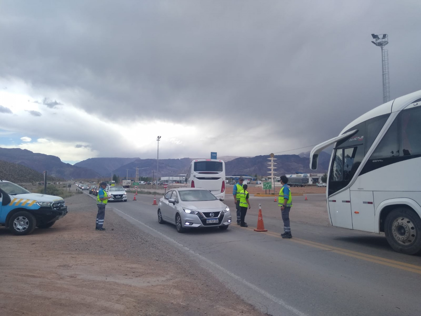 Agentes de Seguridad Vial realizan controles en la ruta.