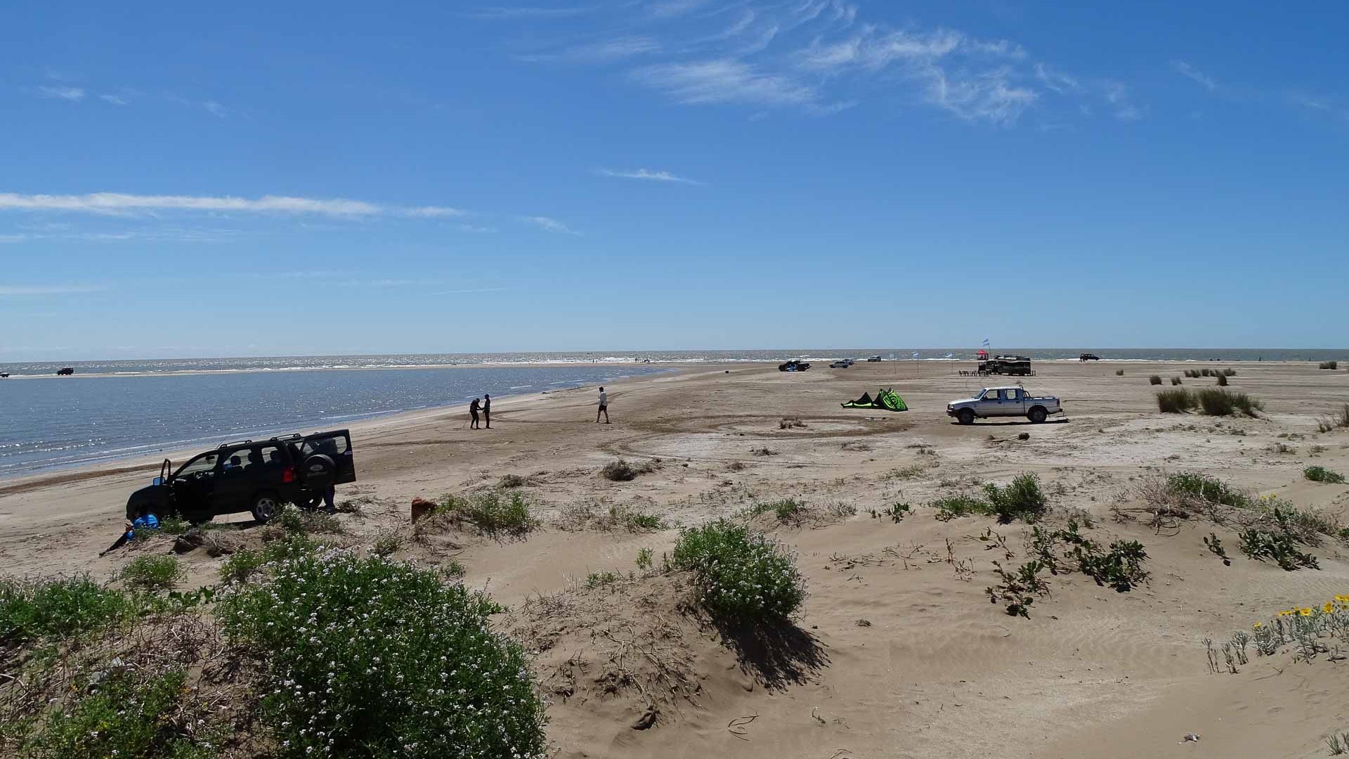 Costa de mar y rio en Punta Rasa